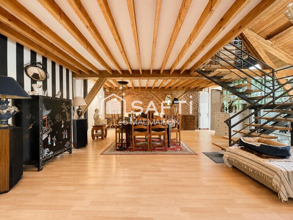 Vente Maison Derrière cette façade authentique se cache un espace de vie hors norme de 276 m². Orbec