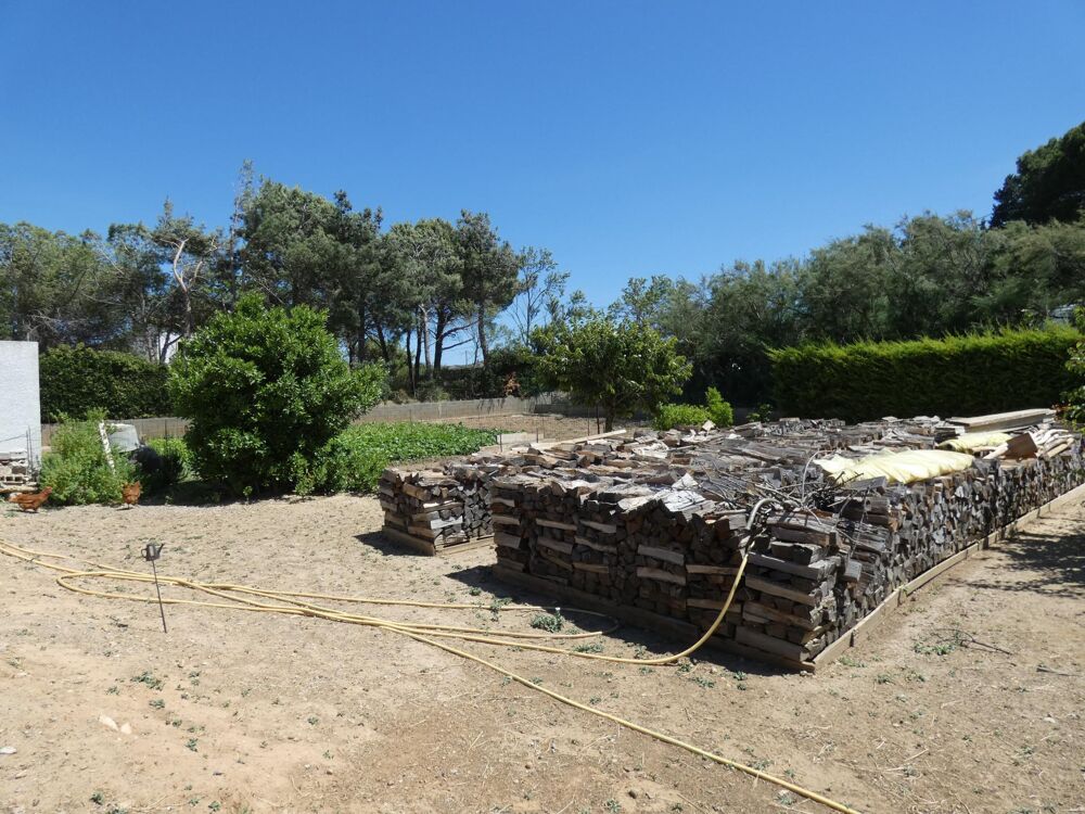 Vente Maison Villa traditionnelle de plain pied de 140m² avec 4 chambres sur terrain paysagé avec piscine, grand garage et car port Narbonne