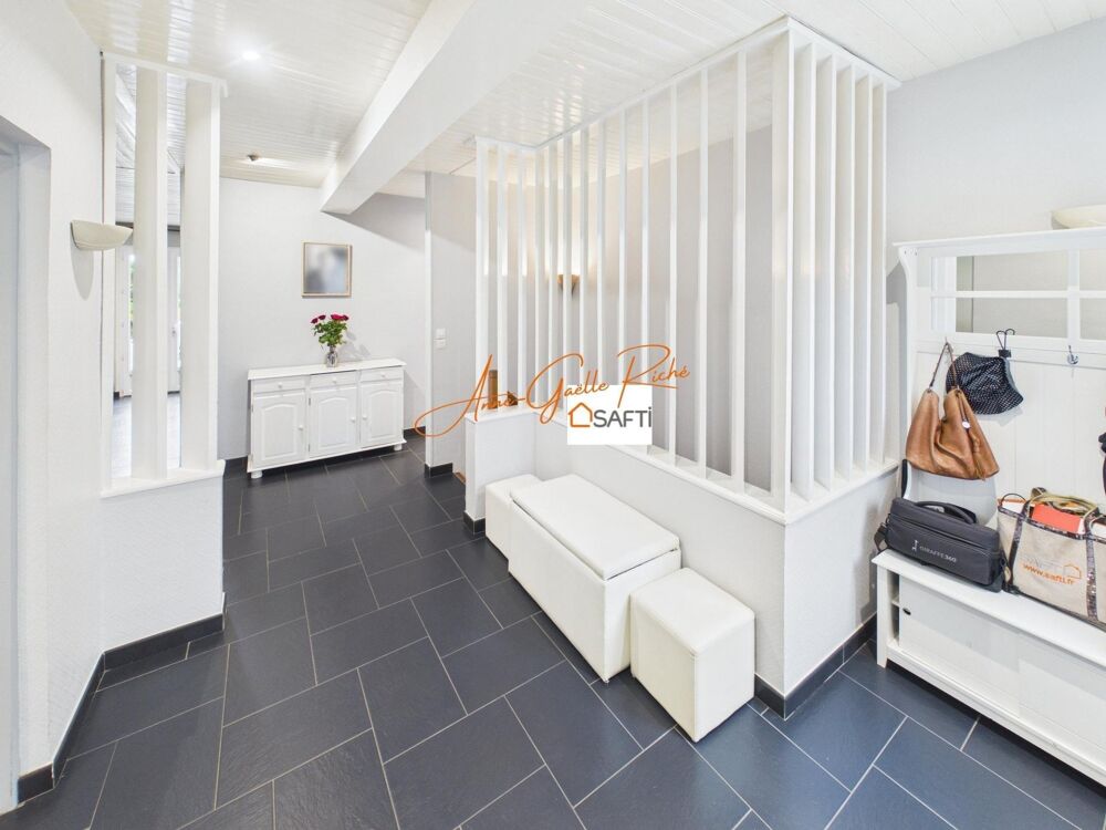 Propriété de 312 m²  Parc de 5 600 m² et piscine chauffée