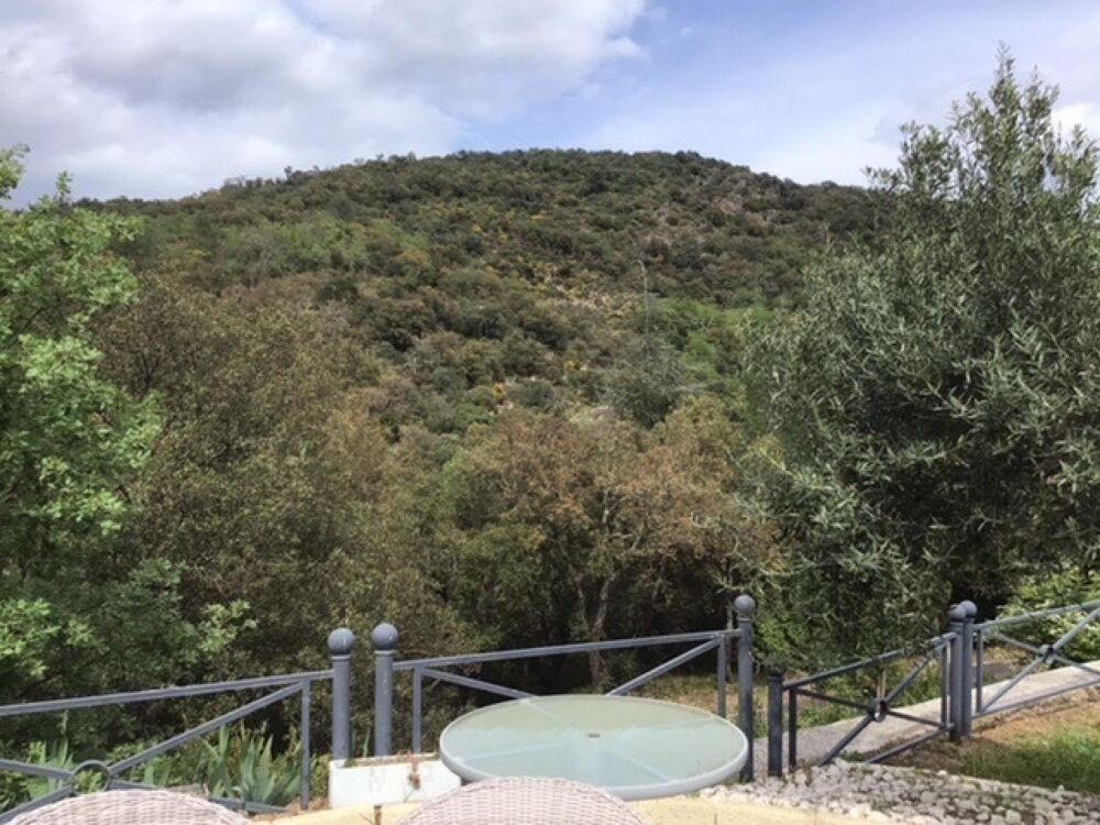 Magnifique propriété composée dun ensemble de deux maisons, dune piscine et diverses dépendances sur un peu plus de 5 hectares