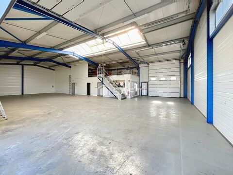   A louer un grand batiment industriel divisable en 2 lots. 