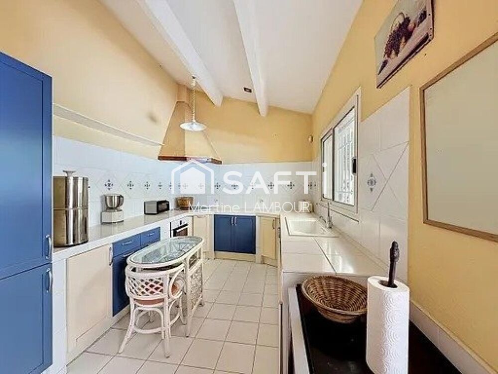 Maison provençale T5 de plain-pied avec terrasses jardin arboré et piscine.