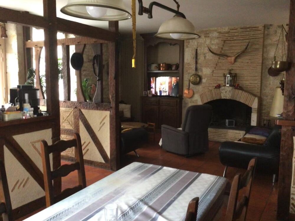 Maison en pierre située au coeur dun village médiéval renommé.