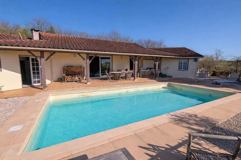 Maison avec piscine située dans un bel environnement privilégié avec une vue imprenable, cette maison offre de beaux volumes et
