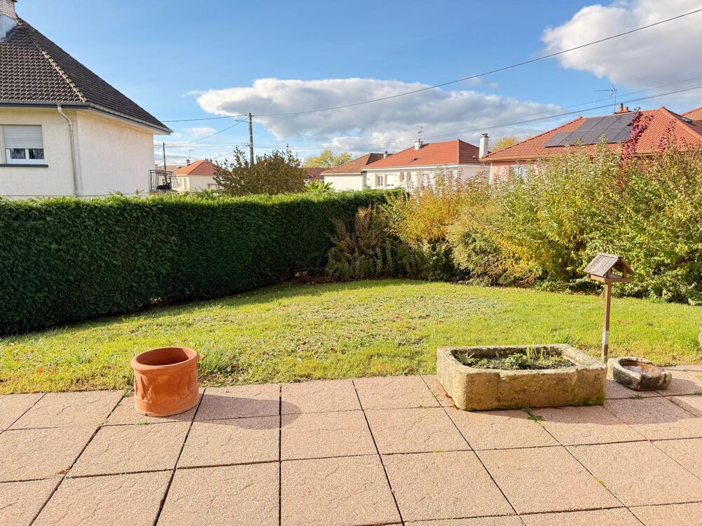 Maison de 1978 de 150 m2, 4 chambres, sous-sol et terrain.