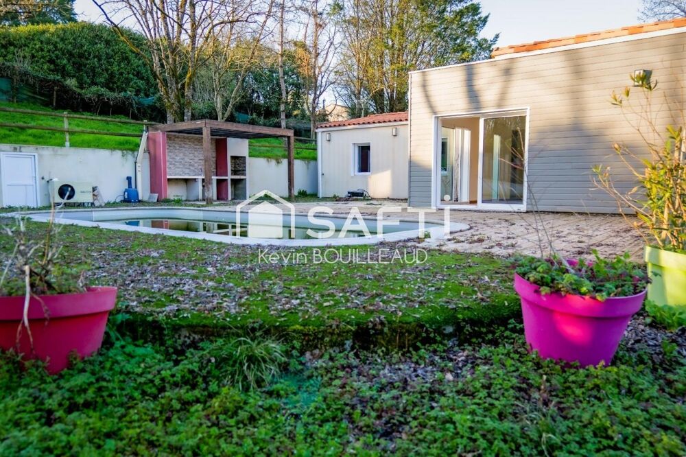 Maison lumineuse avec piscine et terrasse