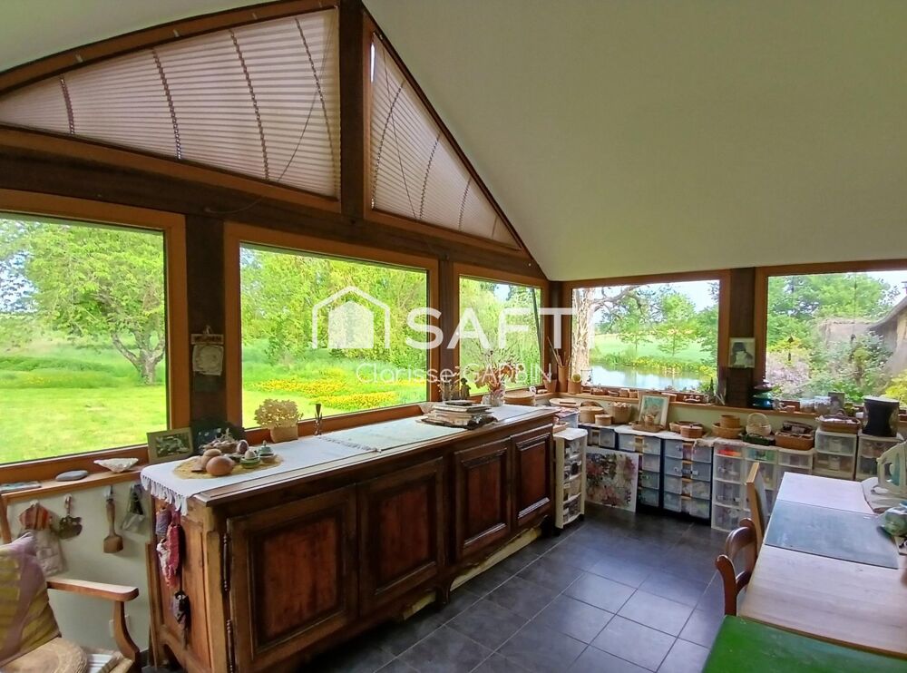 Belle propriété avec une maison des années 1950 et une longère aménagée en loft. Dépendances avec boxes et plan d'eau et 1 hect