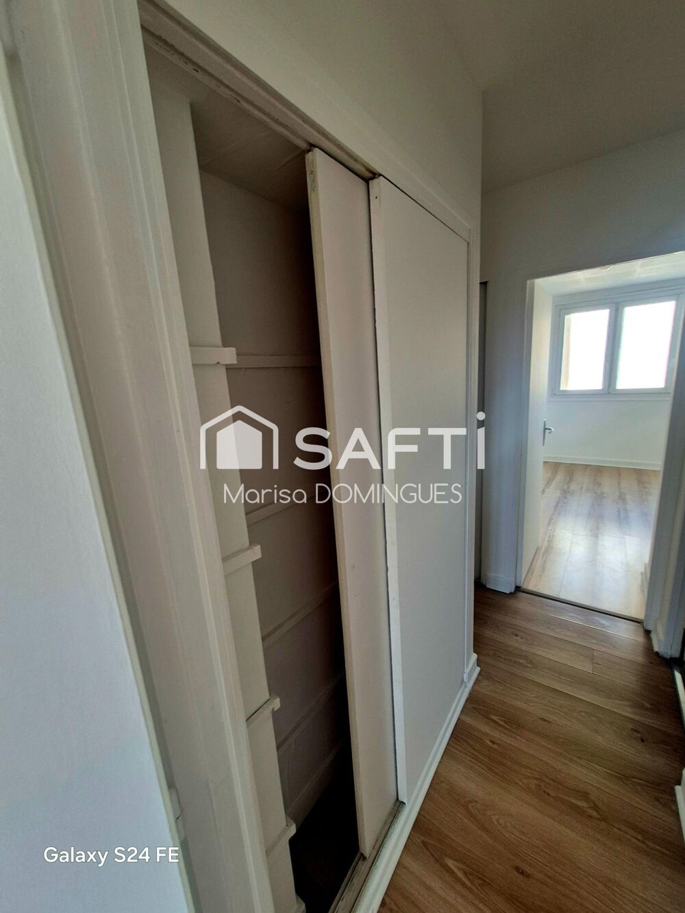 appartement dispose d'un balcon offrant un espace extérieur privé et d'une cave pour un espace de rangement supplémentaire et un