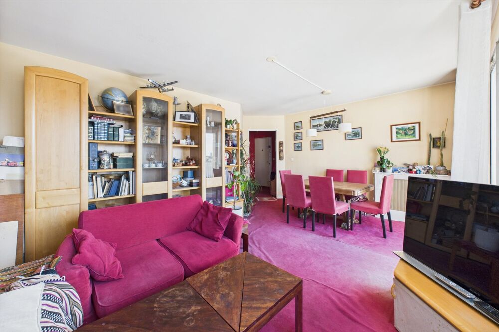 Vente Appartement 4/5 pièces en dernier étage avec terrasse, balcon, cave et parking. À rénover. Courbevoie