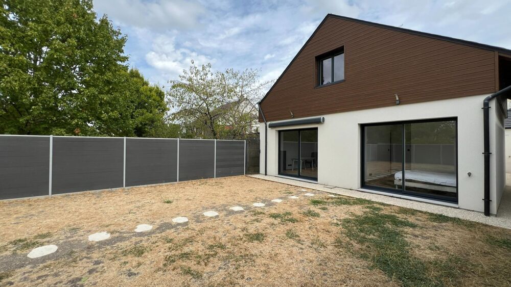 Equivalent neuf. Entièrement rénovée cet été. RDC avec chambre + salle deau. 3 chambres. 2 salles de bain. Jardin. Garage.