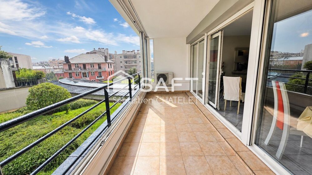 Annecy rue Carnot vue montagne