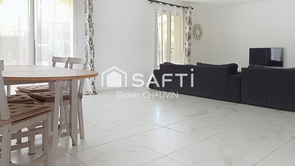 Maison plain pied avec de beaux volumes.