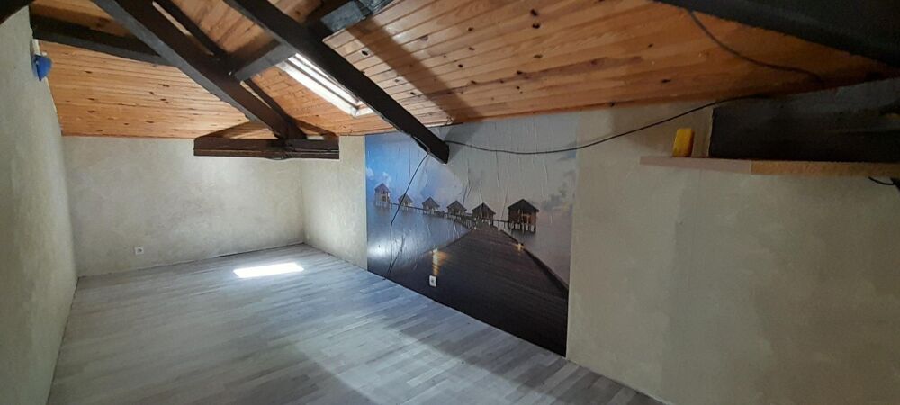 Charmante maison familiale de 83m² sur un terrain de 1563m² avec dépendances.