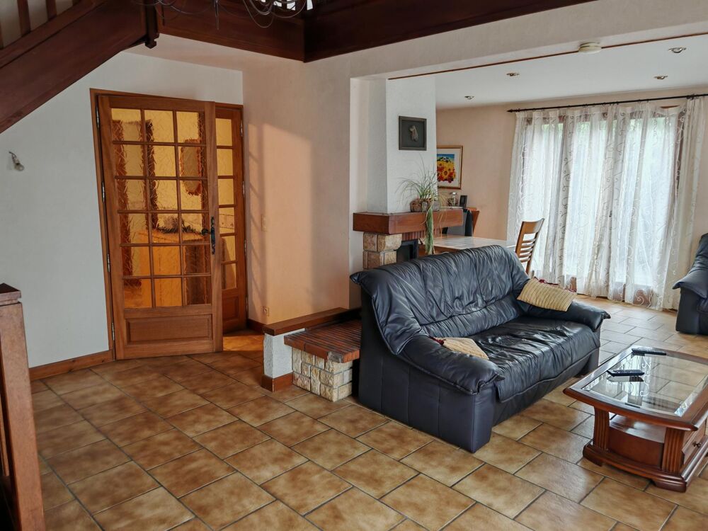 Maison Cessy 01170 Hors Lotissement, avec Grand Terrain, Grand Jardin.