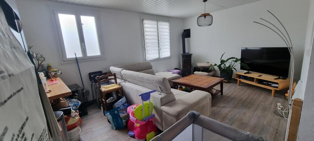 Maison de 88 m² sur un terrain de 910 m², comprenant 5 pièces dont 3 chambres.