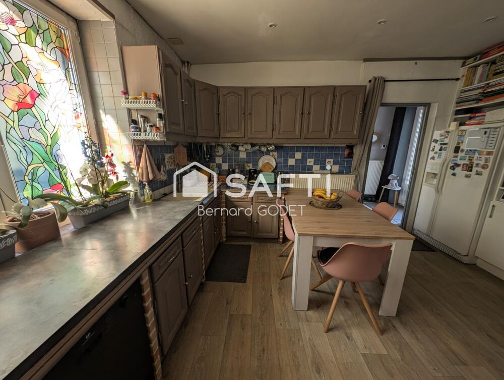 Maison de caractère rénovée + studio locatif en centre-ville.