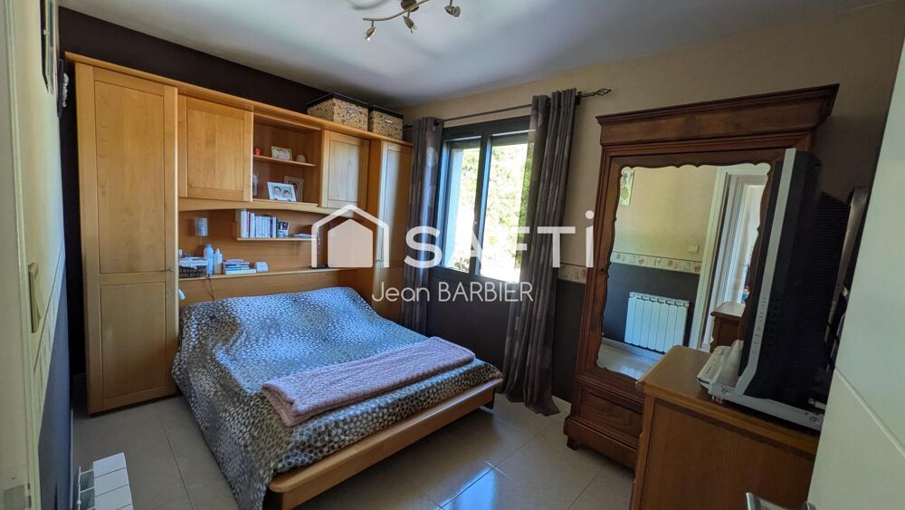 Vente Maison Sur la commune de Toulon, dans le quartier très prisé des 4 chemins des routes, maison de 143m² habitables avec piscine. Vue exc Toulon