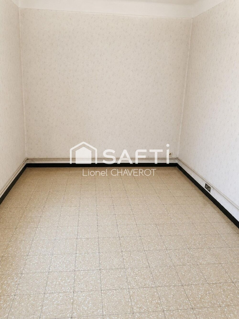 Vente Appartement Cet appartement t de 3 chambres avec salle d'eau et WC séparés offre de beaux volumes et un fort potentiel pour créer un cadre d Sète