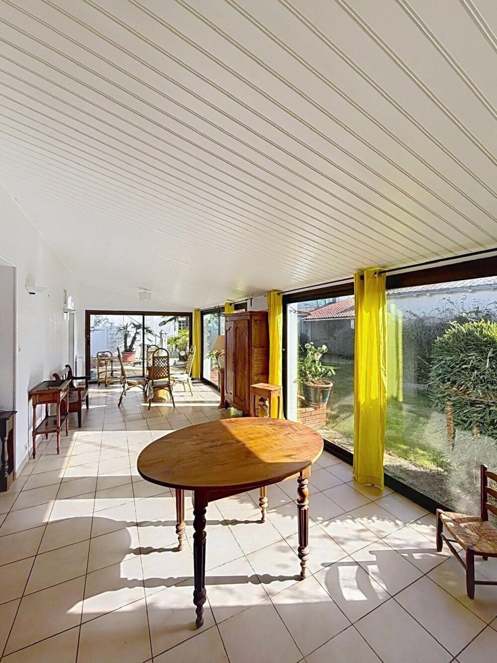 Maison traditionnelle a rénover proposant des espaces et un cadre de vie agréable