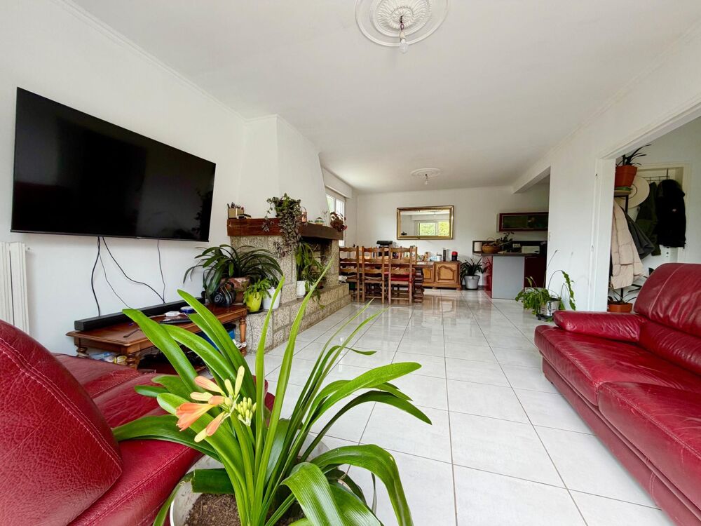 Maison avec vie de plain-pied, sous-sol complet et jardin de 952 m².