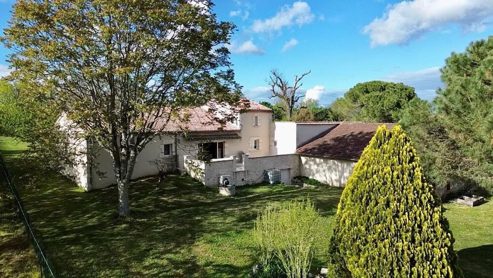 Ensemble immobilier idéalement situé entre Villeneuve-sur-Lot et Agen de nombreuses dépendances sur une parcelle de 2454m2