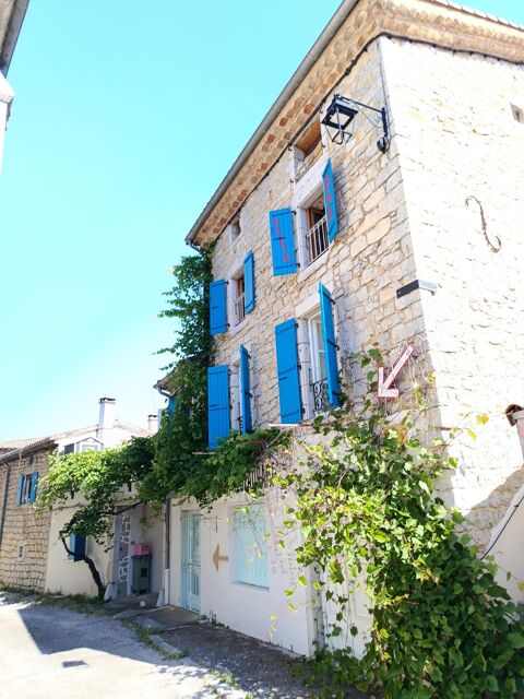   Ensemble immobilier composé de huit studios à usage d'habitations en pierre entièrement rénovées. 