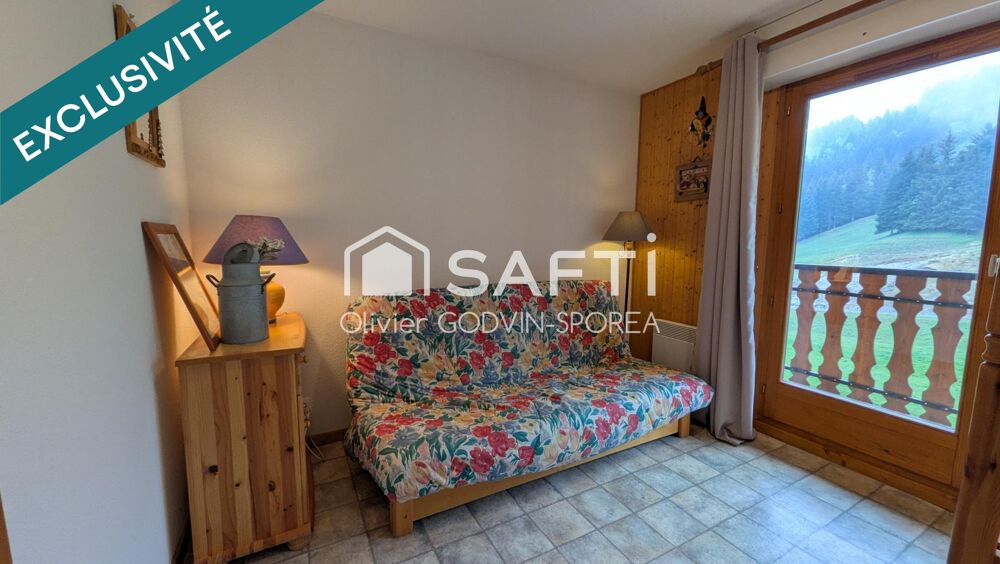 Studio cabine de 22 m2 avec balcon exposé sud et casier à ski offrant une vue dégagée sur les alpages et montagnes environnantes