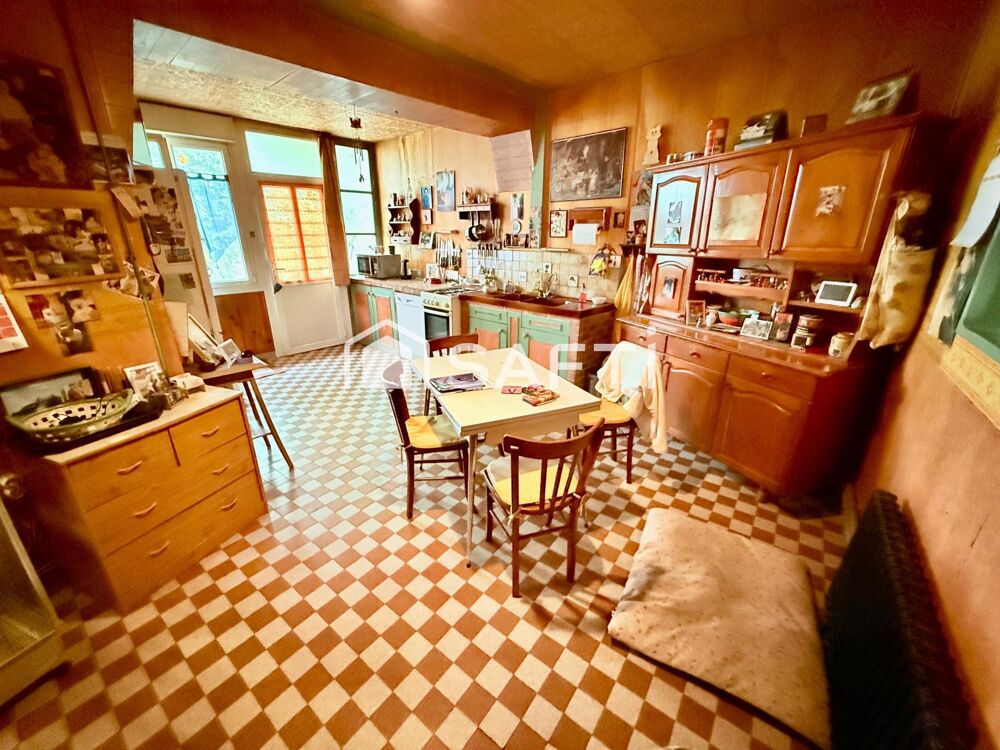 Maison d'habitation 9 pièces avec jardin