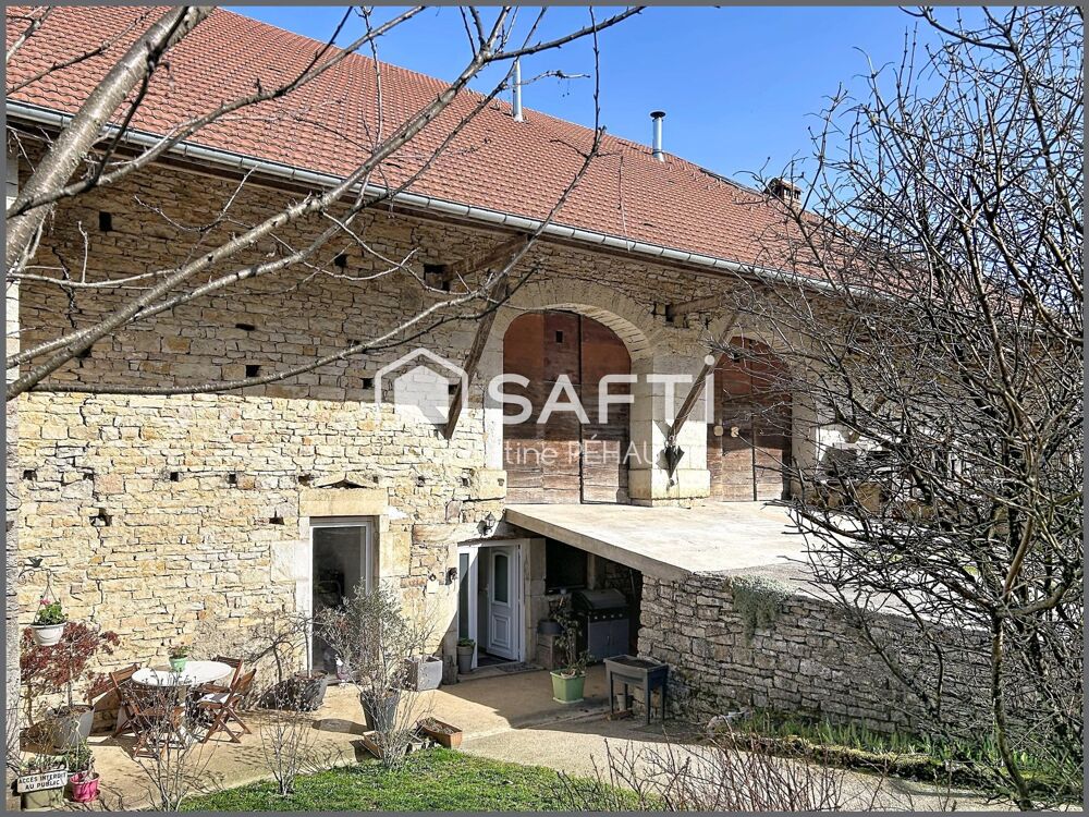 Ferme mitoyenne pleine de charme sur beau terrain