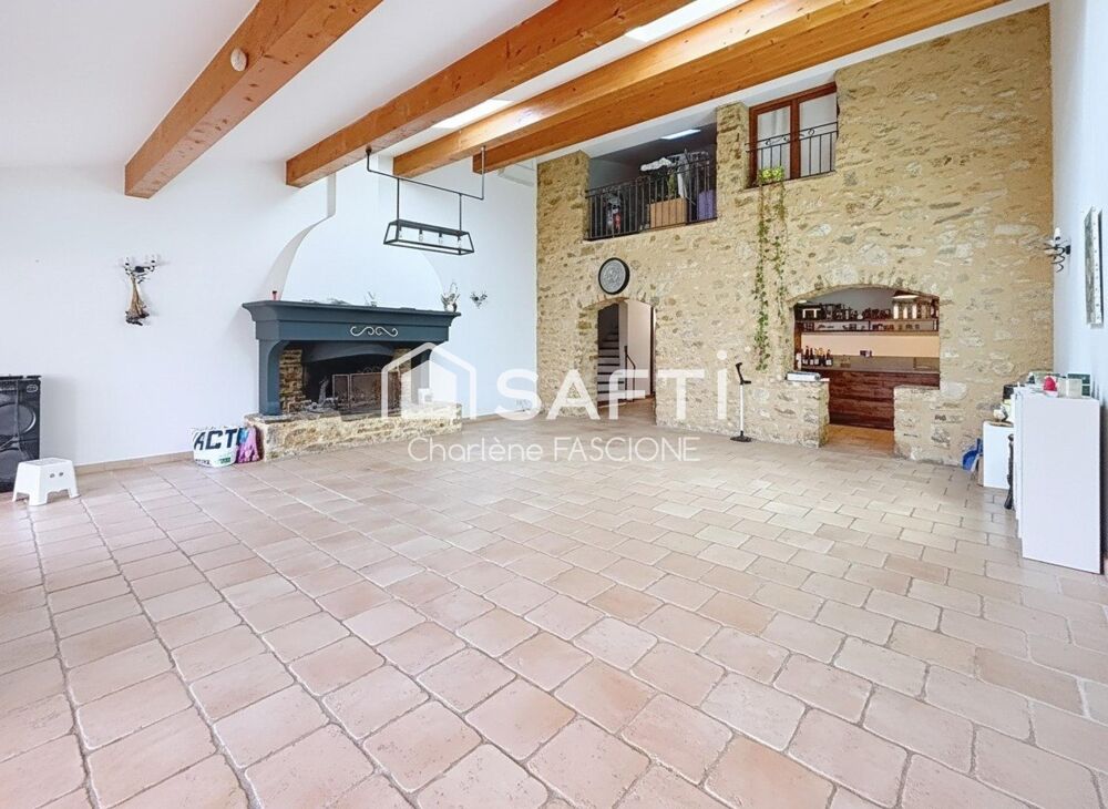 Le charme de lancien, le confort daujourdhui et un extérieur exceptionnel en coeur de village !