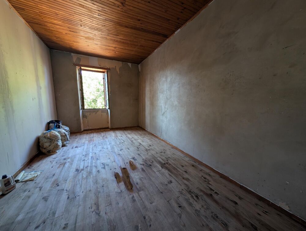 Maison en pierre à rénover intégralement 2 chambres avec jardin