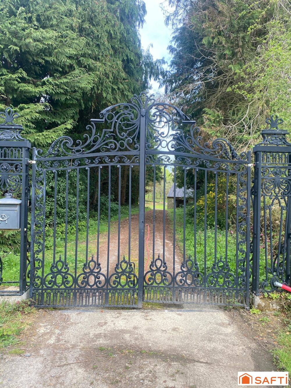 Ensemble trois grandes maisons en pierre au coeur