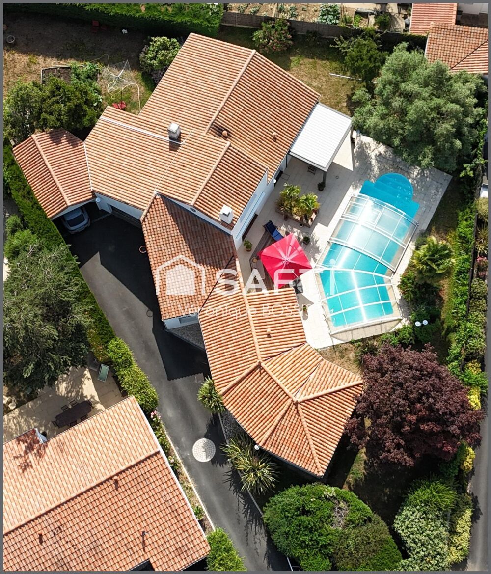 Vente Maison MOUILLERON-LE-CAPTIF – BELLE PROPRIÉTÉ DE 205 m² – PISCINE – 1 217 m² DE TERRAIN PAYSAGÉ Mouilleron-le-captif