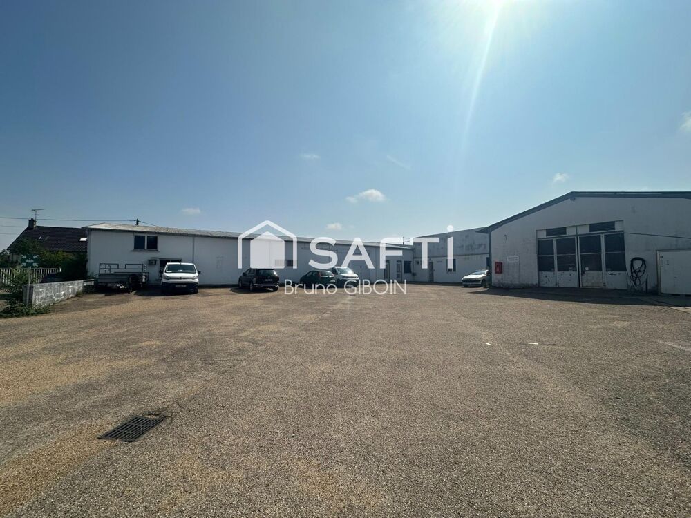   Locaux 880 m² comprenant stockage, atelier, bureaux. 
