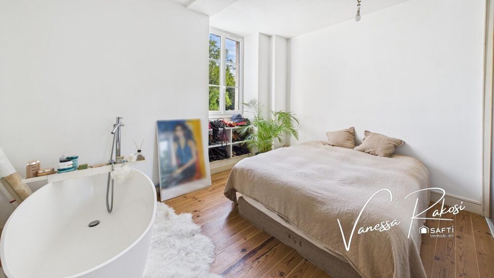 Vente Maison À Saint-Jean-d'Angély, découvrez cette maison rénovée de 104 m² avec deux chambres, jardinet et dépendance. Saint-jean-d'angely