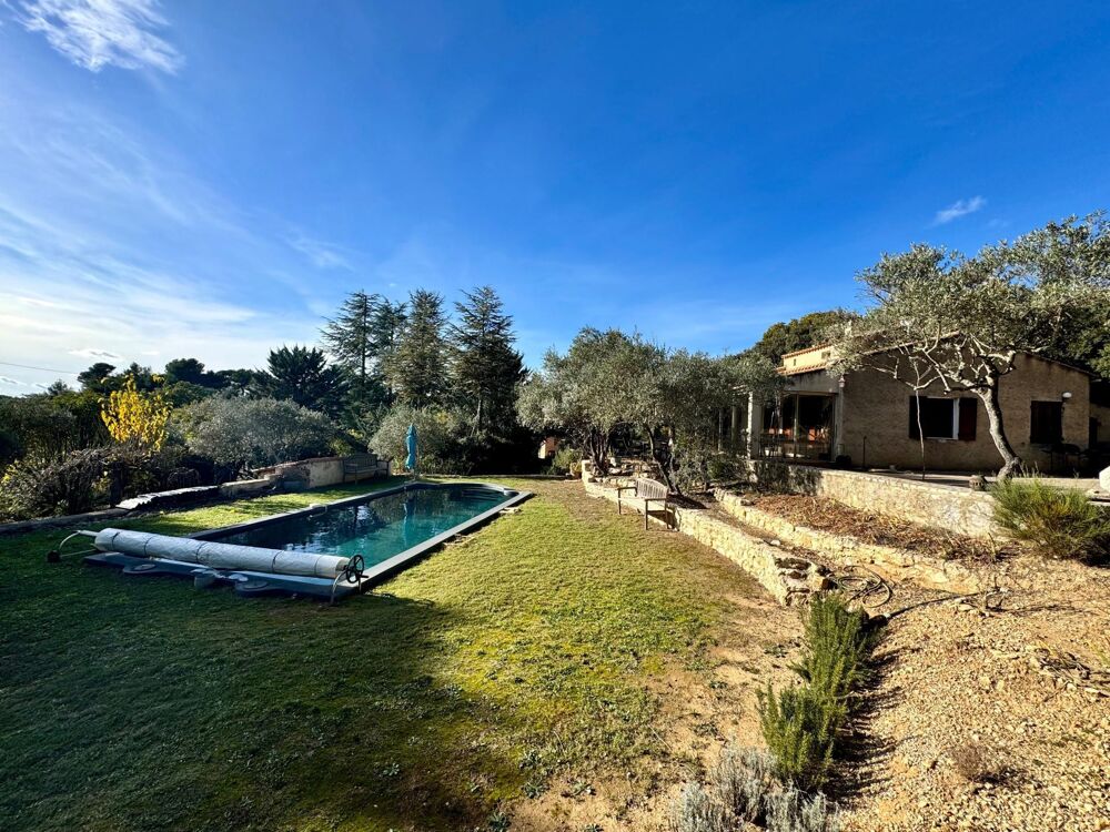 Maison traditionnelle avec piscine et garage