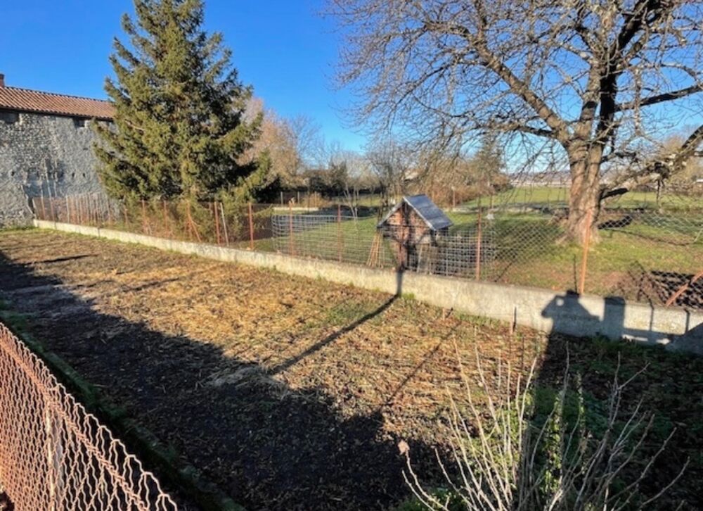 Ancien corps de ferme rénové avec dépendances