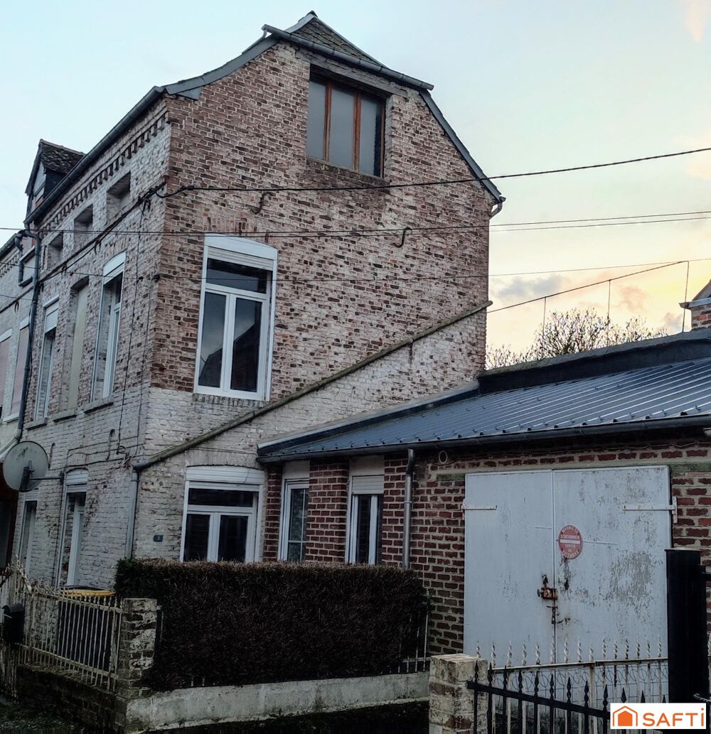 Maison mitoyenne avec travaux à réaliser, idéale pour famille ou investisseur.