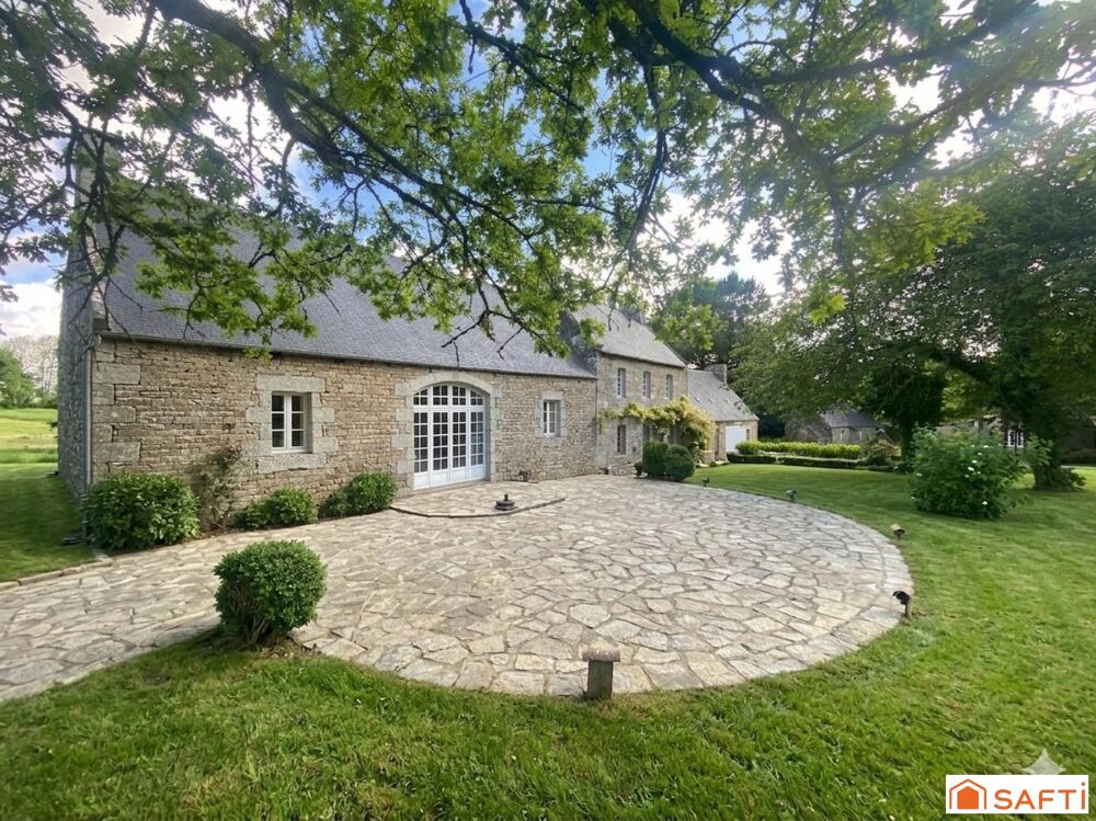 Ensemble trois grandes maisons en pierre au coeur