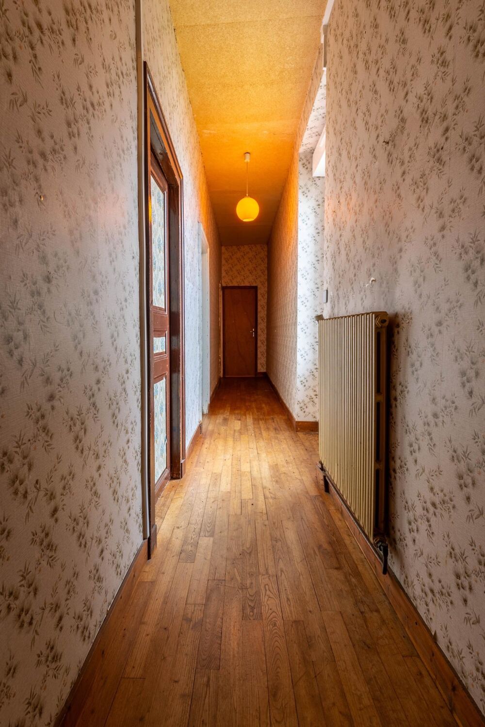 Ancienne école rénovée dans les années 80  130 m²  Terrain clos de 1 743 m²