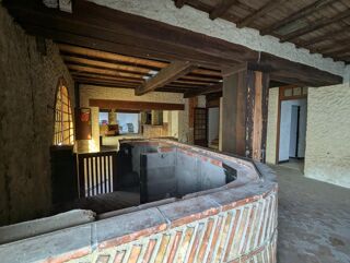 Vente Maison Ensemble de caractère à fort potentiel - Bâti historique de plus de 400m2 sur terrain de 2160m2. Neuvic