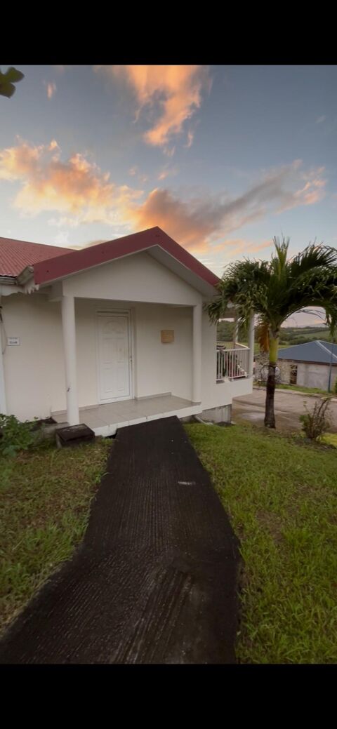   ? Une villa, deux opportunit�s : vivez confortablement et g�n�rez des revenus ! Maison - 7 pi�ce(s) - 174 m�