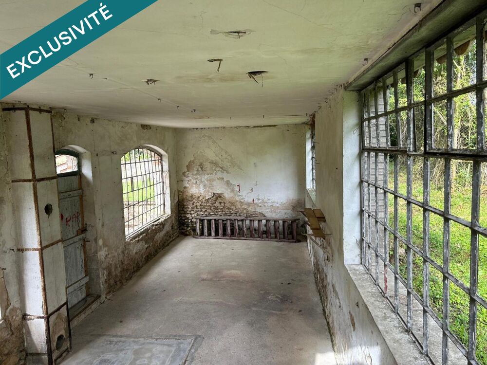 maison à renover, donnant sur une grande parcelle