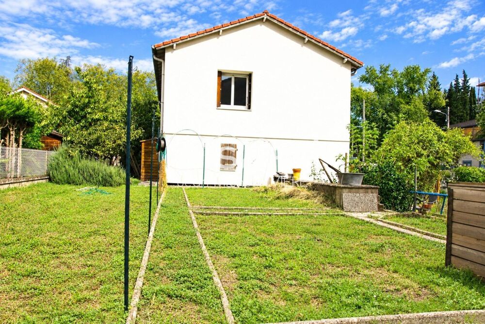 Vente Maison Je vous invite à venir découvrir cette maison familiale de 147 m2 habitable, située sur la commune prisée de Caluire-et-Cuire. Caluire-et-cuire