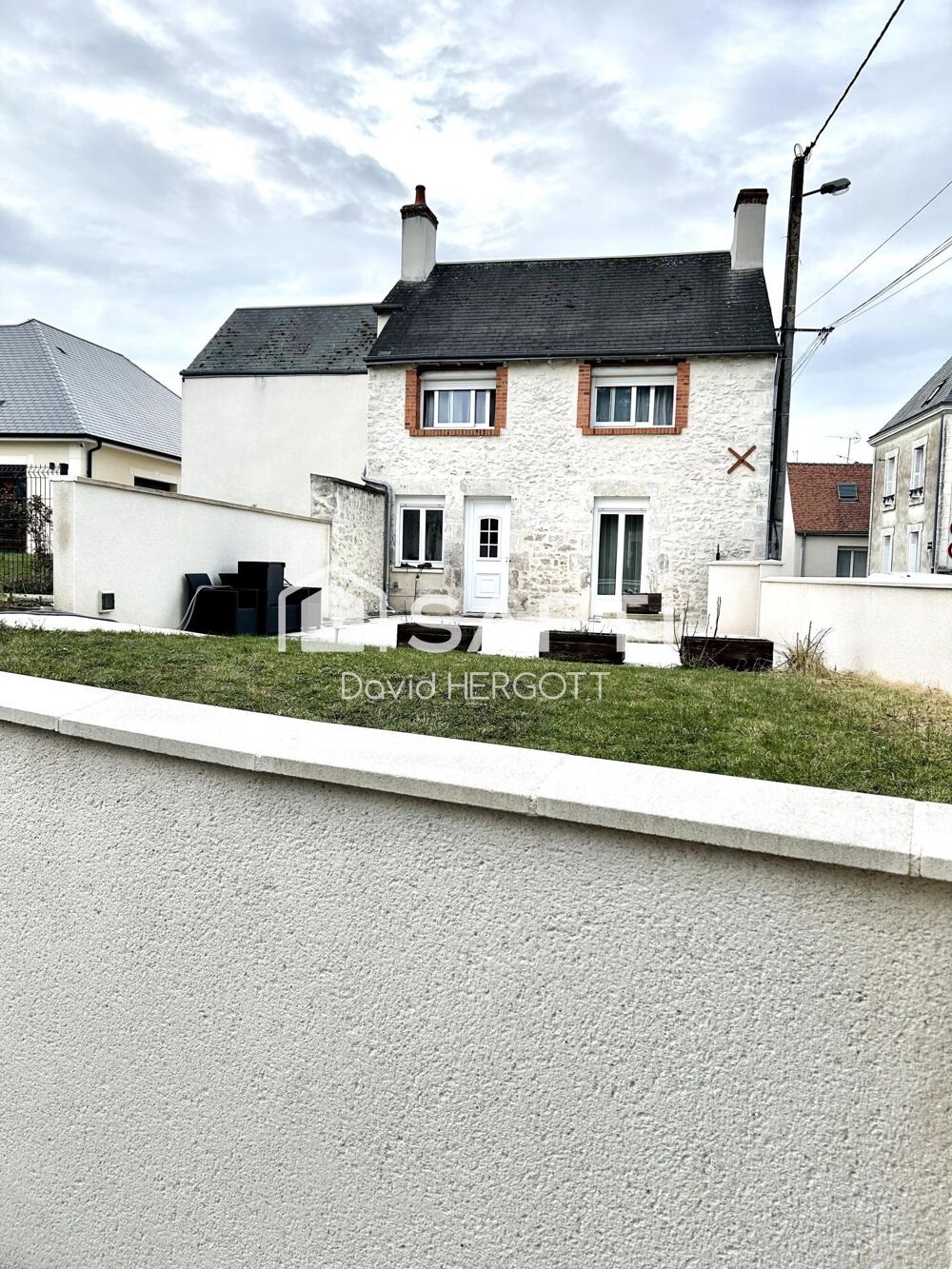 Propriété composée de deux logements  1052 m² de terrain clôturé