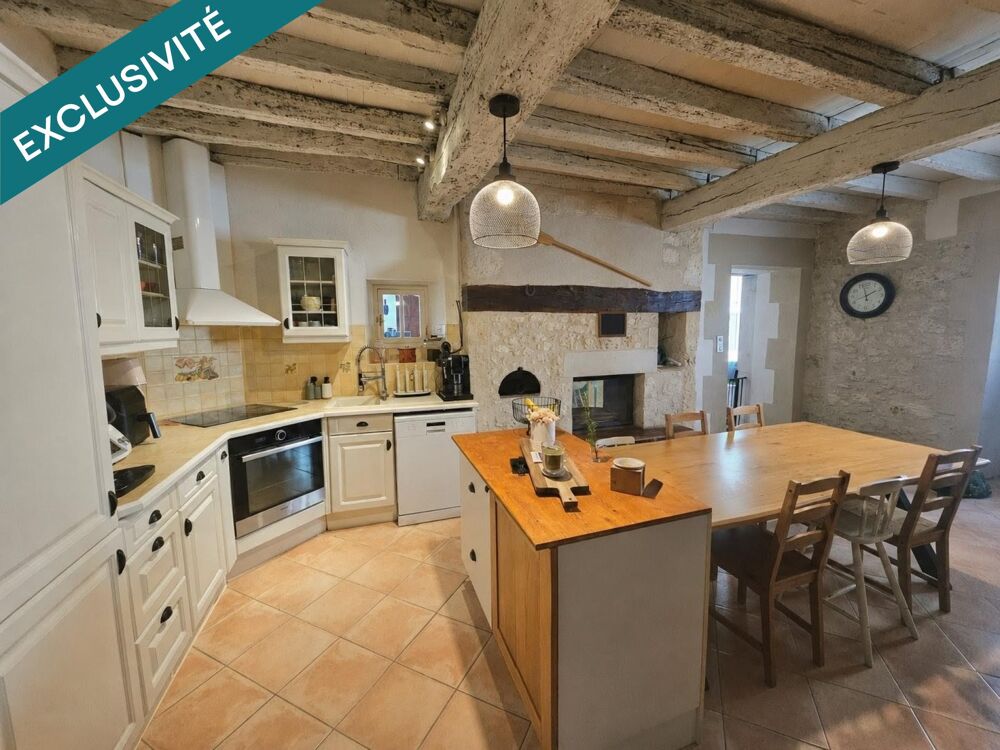 MAISON EN PIERRE DANS PETIT VILLAGE MÉDIÉVAL