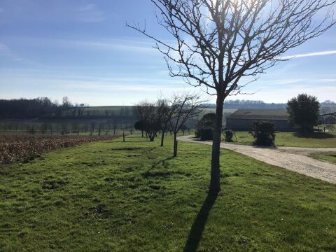   Proprit avec maison en pierre, piscine, dpendances  la  campagne sur un terrain d'environ 12 hectares. Maison - 12 pice(s) - 305 m