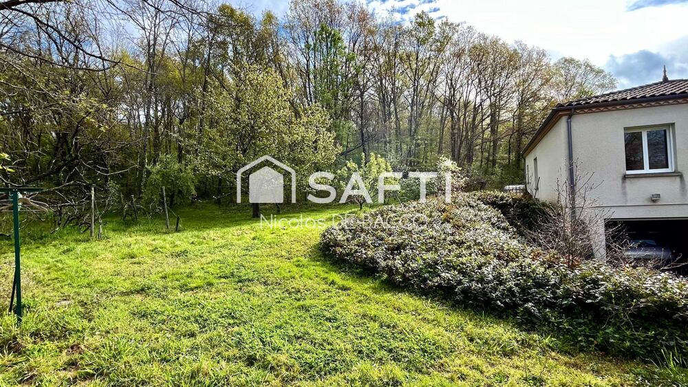 Maison de 161 m2, sur un terrain de 5430 m2 avec terrasse et piscine.
