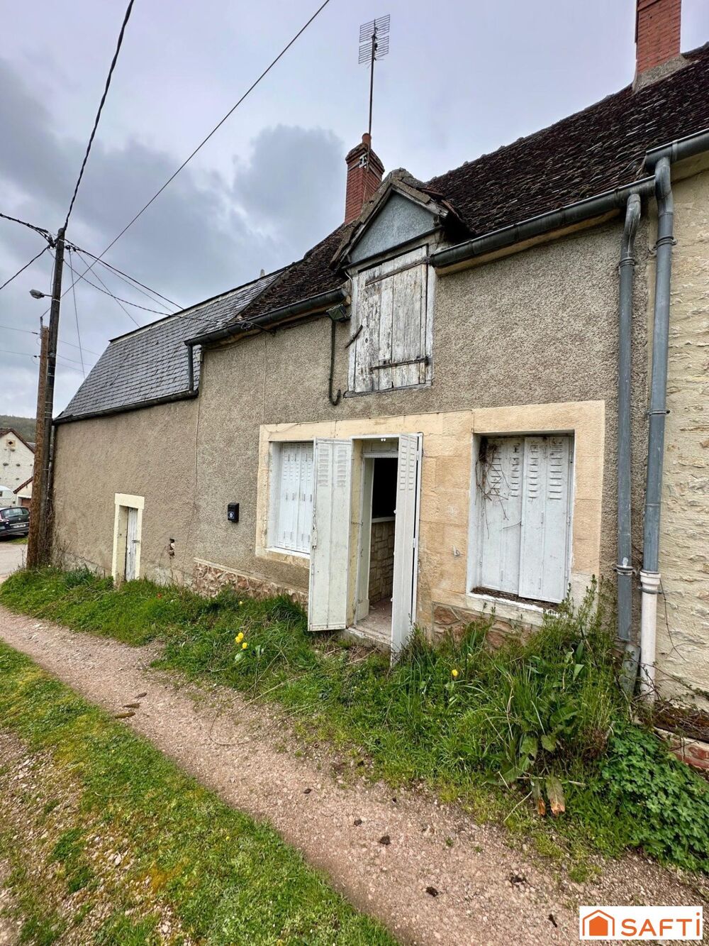 Maison de village à rénover avec grange attenante