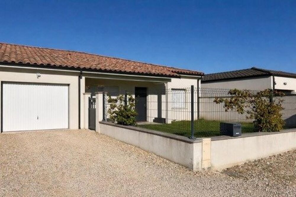 Maison mitoyenne à Casseneuil, au calme,offrant confort, discrétion et cadre privilégié.Une adresse rare pour une qualité de vie